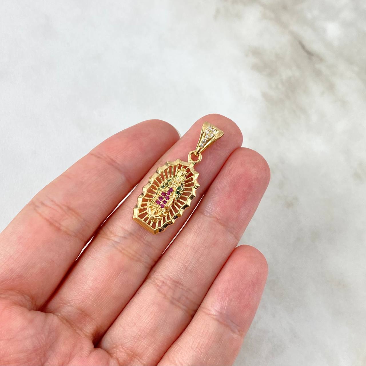 Dije Virgen de Guadalupe 2.95gr / 3cm / Silueta Circones Fucsias Verdes Oro Amarillo ©