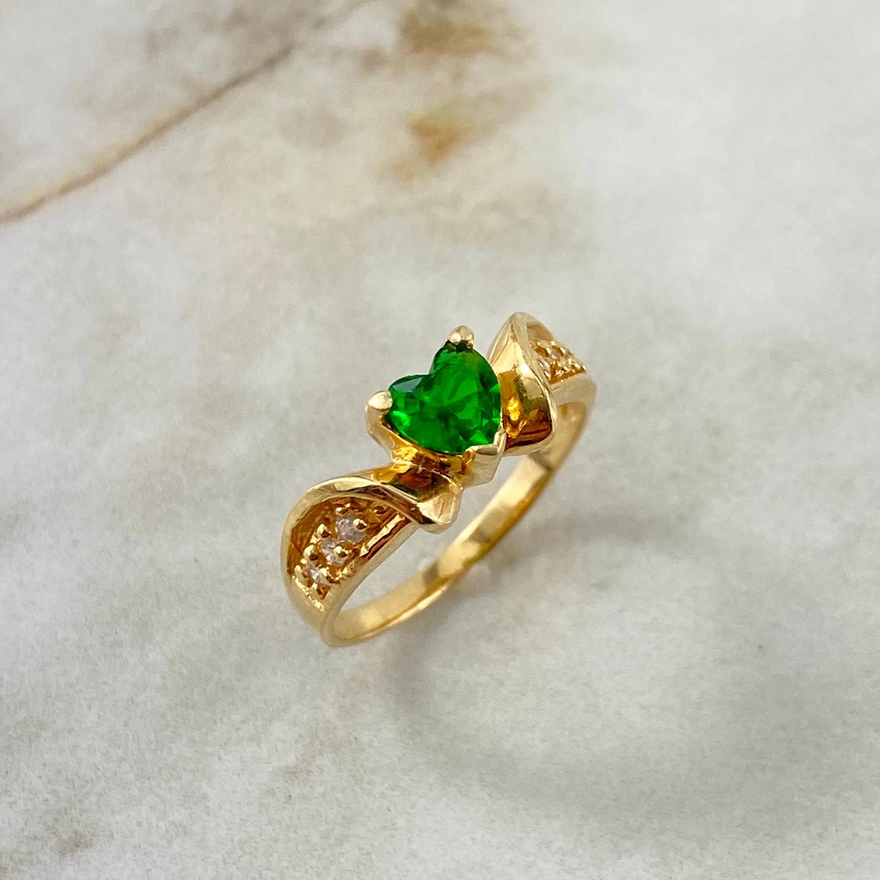 Anillo Centinela  2.75gr / T5 1/2 / Solitario Circones Blancos Verdes  Oro Amarillo
