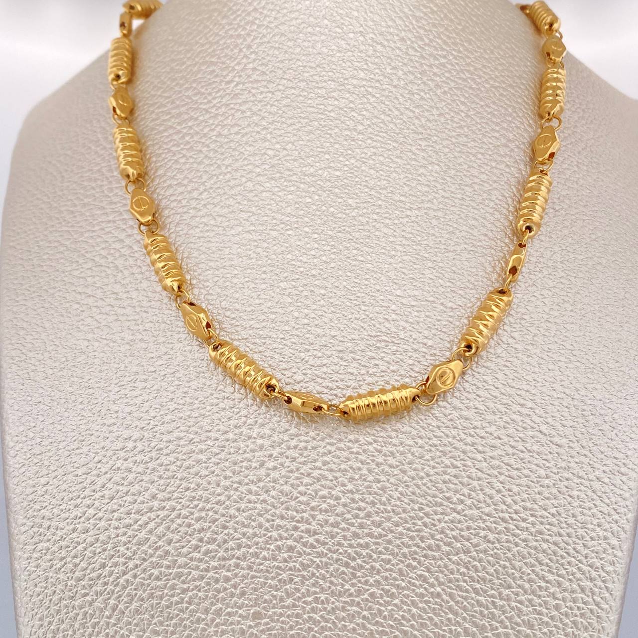 Cadena Rustica Barril Tornillo 17.55gr / 61cm / 4.92mm Oro Amarillo 18K $