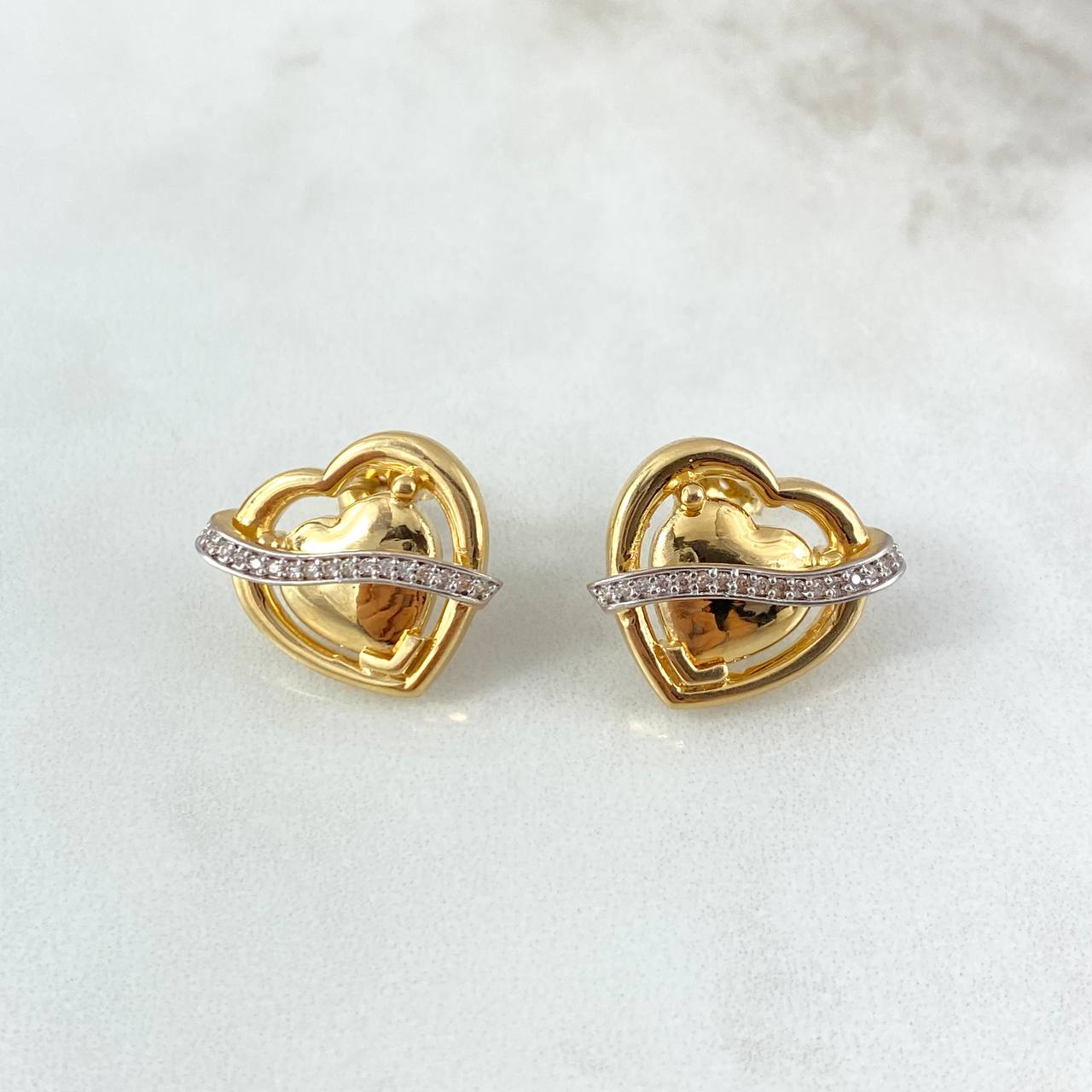 Set Corazon Cinta 9.6gr Dije / 2.8cm + Topos Circones Blancos Dos Oros Amarillo Blanco (A.C)
