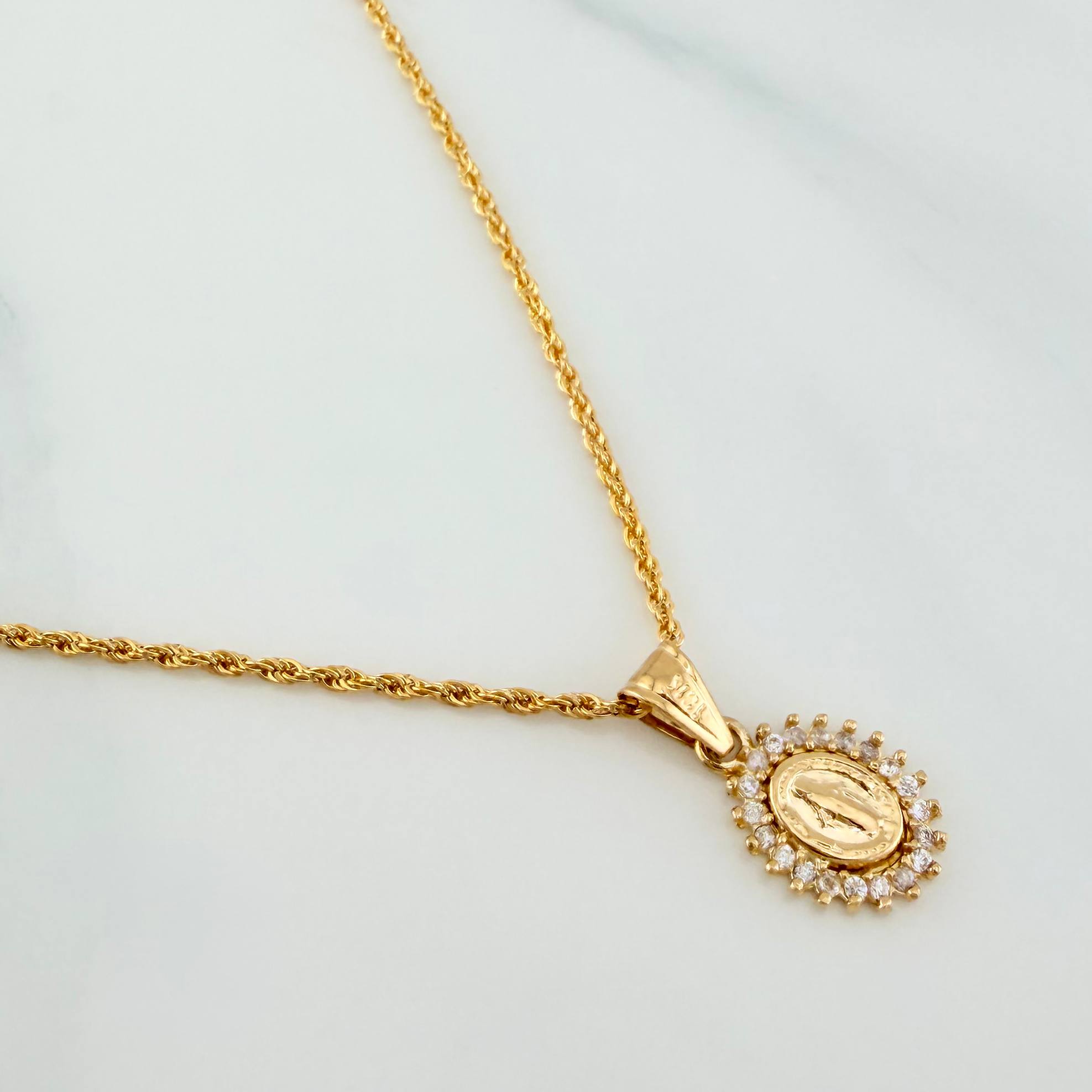 Set Cadena Lazo + Dije Virgen Milagrosa / 1.95gr / 50.2 cm Oro Amarillo 18K
