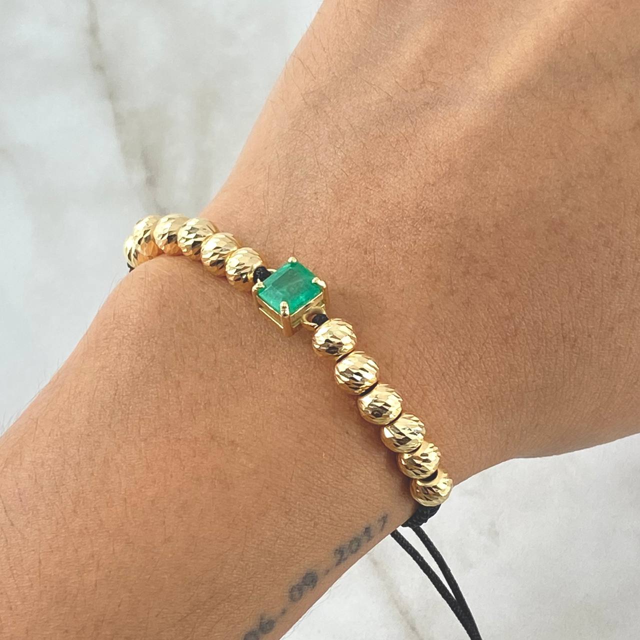 Pulsera Negra Herraje Caja Cuatro Garras 4gr / 6mm Bolas Diamantadas 12und Esmeralda 1.70 Qts Oro Amarillo 18K (Joya) *