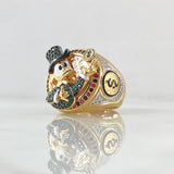 Anillo Pato Millonario Inspirado 17.4gr / T10 1/2 / Circones Multicolor Tres Oros 18K ©