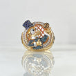Anillo Pato Millonario Inspirado 16.5gr / T9 / Circones Multicolor Tres Oros 18K ©