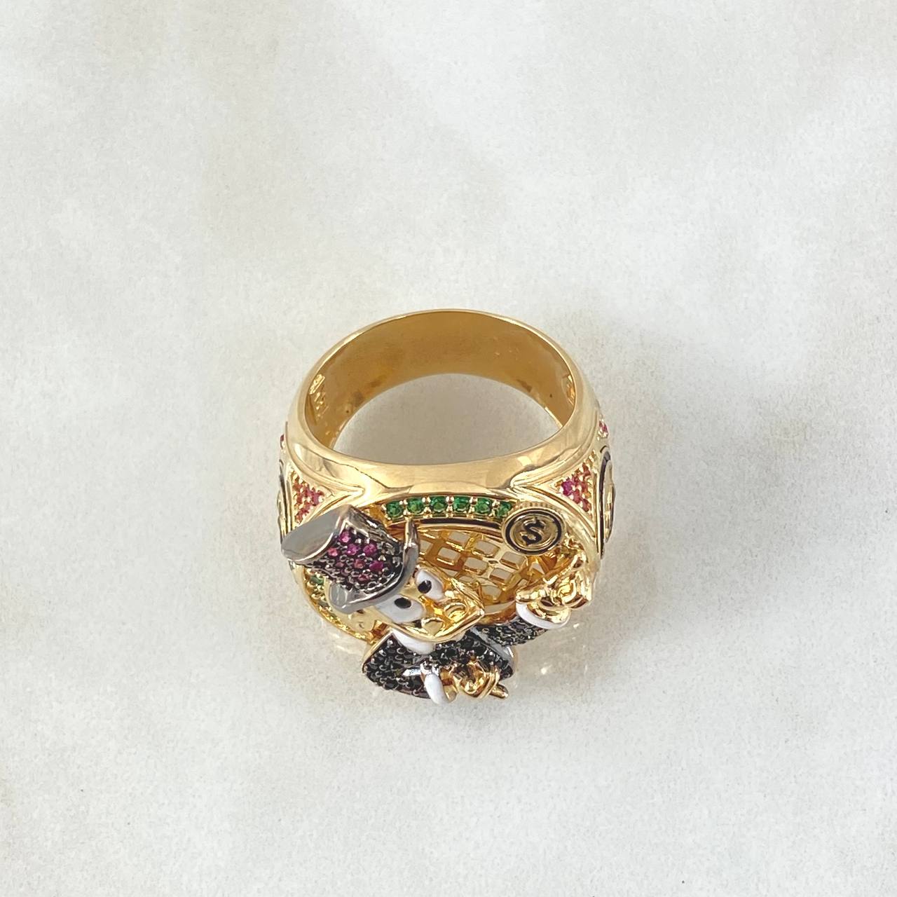 Anillo Pato Millonario Inspirado 16.65gr / T9 3/4 / Circones Multicolor Oro Amarillo 18K ©