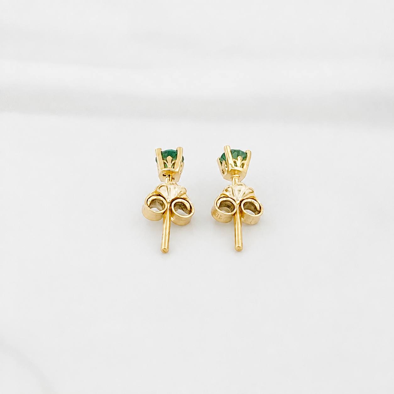 Topos Cuatro Garras Esmeralda 30pts 0.9g / 2mm Oro Amarillo 18K