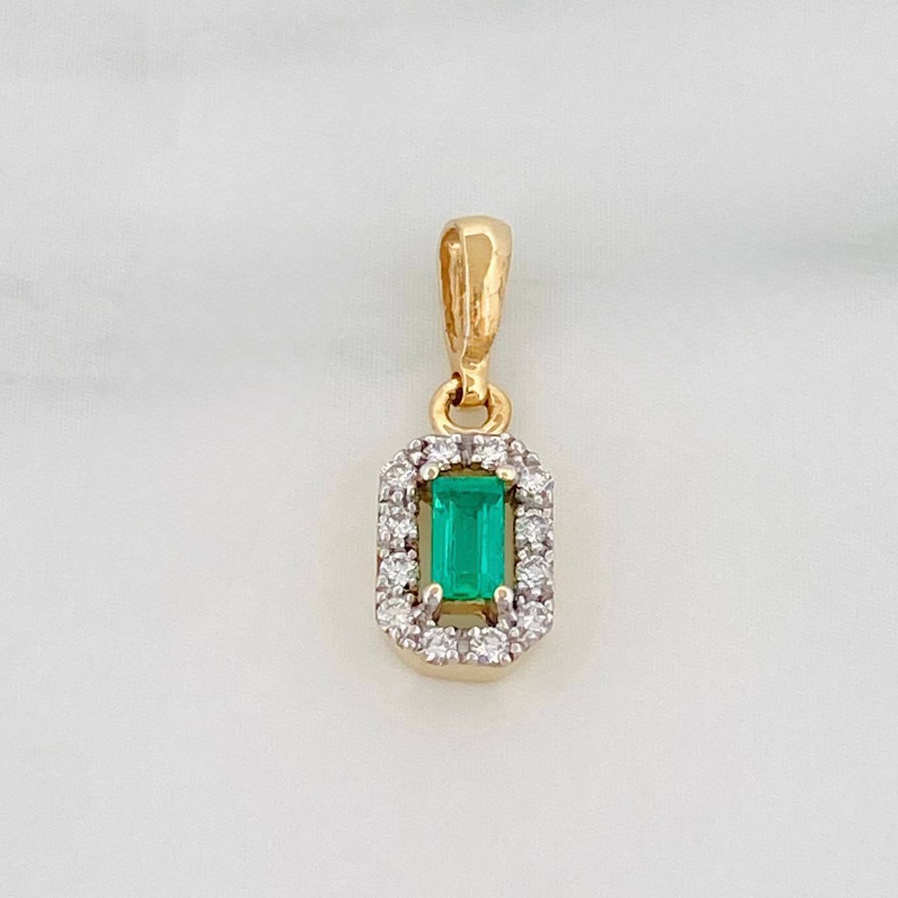 Dije Rectangulo Esmeraldas 12pts Diamantes 10pts 0.7g / 1.5cm Dos Oros Amarillo Blanco 18K