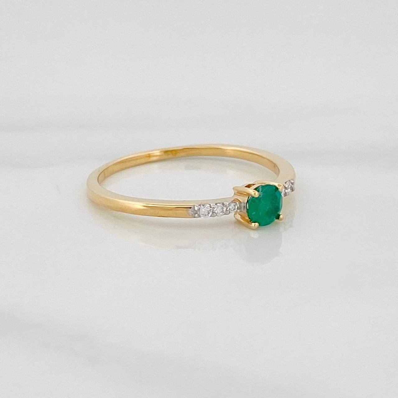 Anillo Bisel Esmeralda 20pts Diamantes 0.5pts 1.55g / T6 3/4 Oro Amarillo 18K