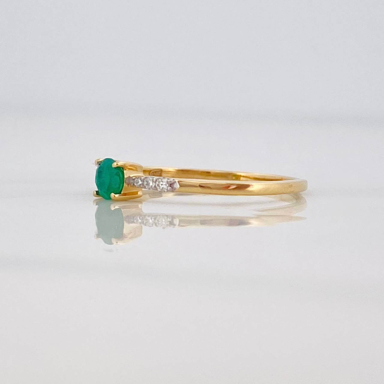 Anillo Bisel Esmeralda 20pts Diamantes 0.5pts 1.55g / T6 3/4 Oro Amarillo 18K