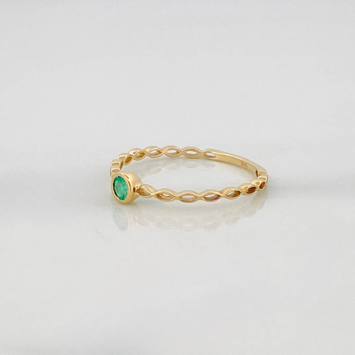 Anillo Bisel Esmeralda 11pts 0.95g / T6 3/4 Oro Amarillo 18K