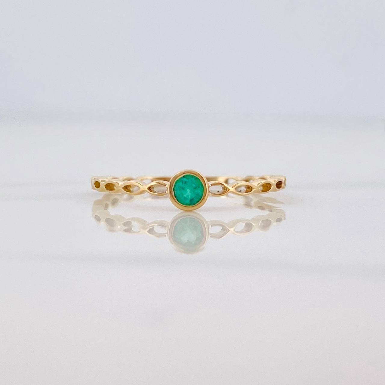 Anillo Bisel Esmeralda 11pts 0.95g / T6 3/4 Oro Amarillo 18K