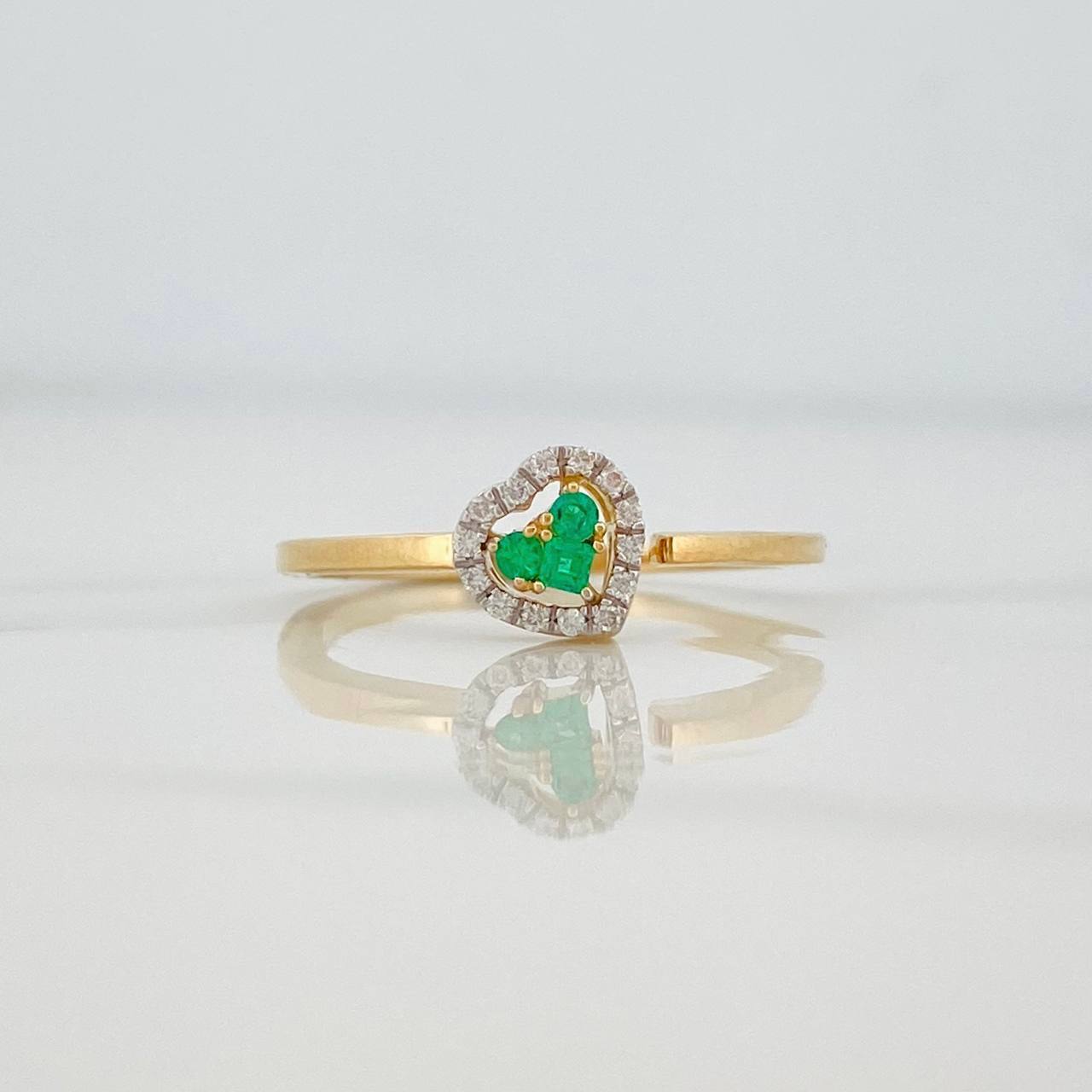 Anillo Corazon Esmeraldas 0.6pts Diamantes 0.7pts 2.1g / T6 3/4 Oro Amarillo 18K