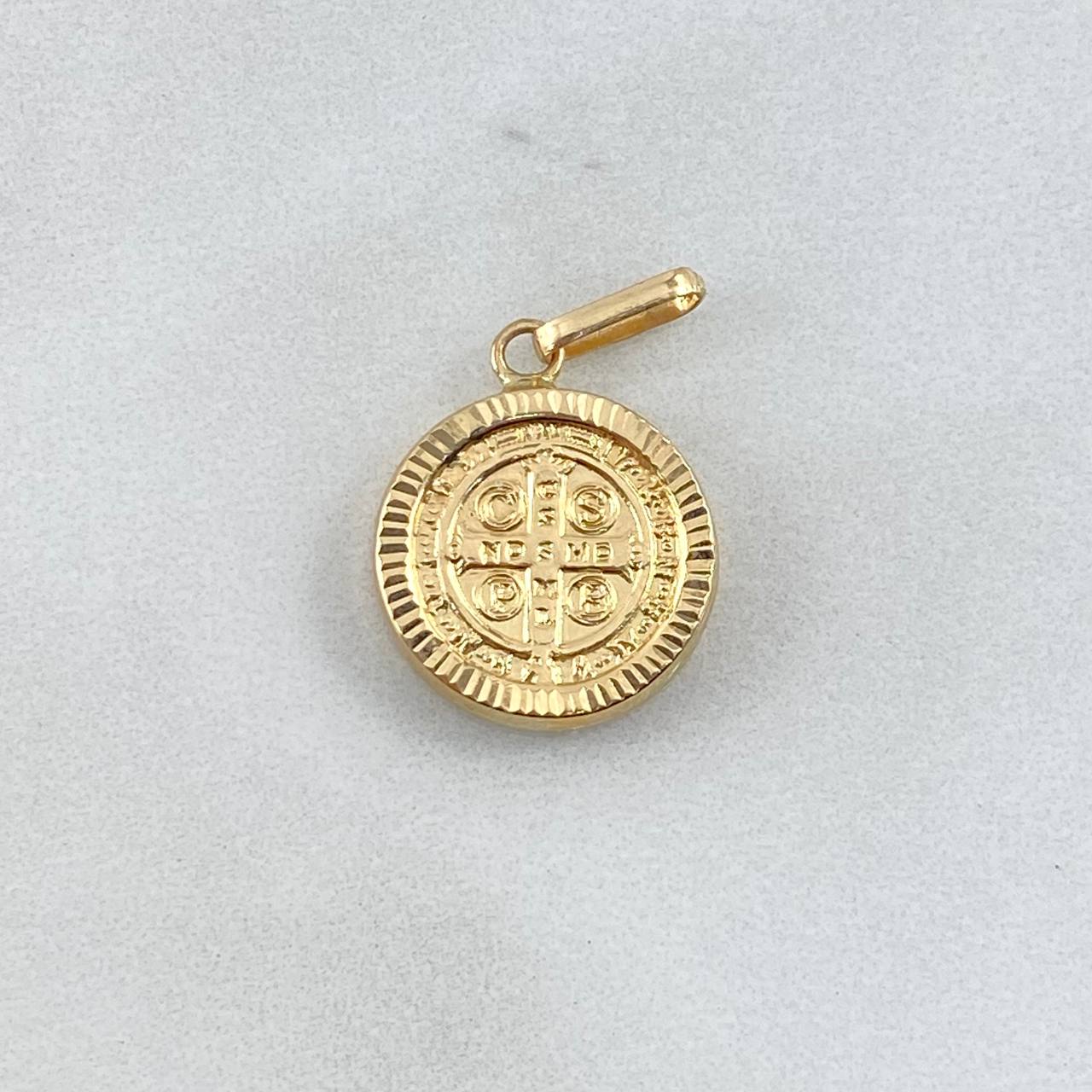 Dije San Benito 1.35gr / 2.5cm / Tambor Rayado Circular Oro Amarillo ©