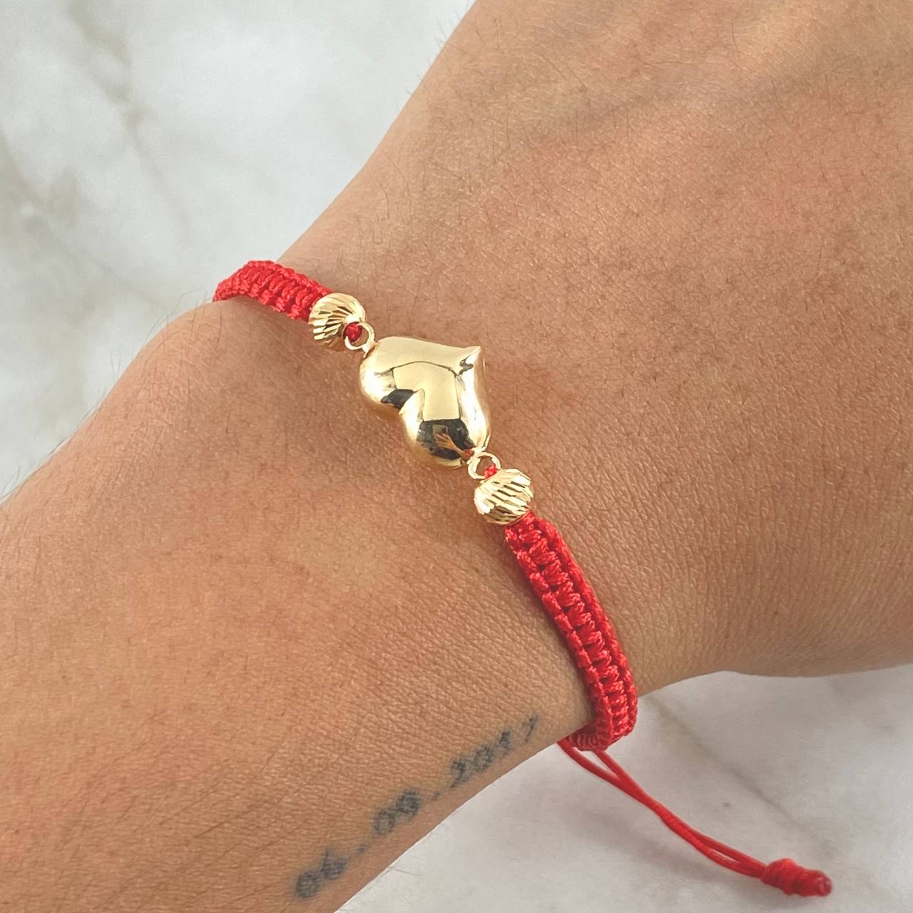Pulsera Roja Herraje Corazón 1.2gr / 5mm Bolas Diamantadas 2 Und Oro Amarillo 18K
