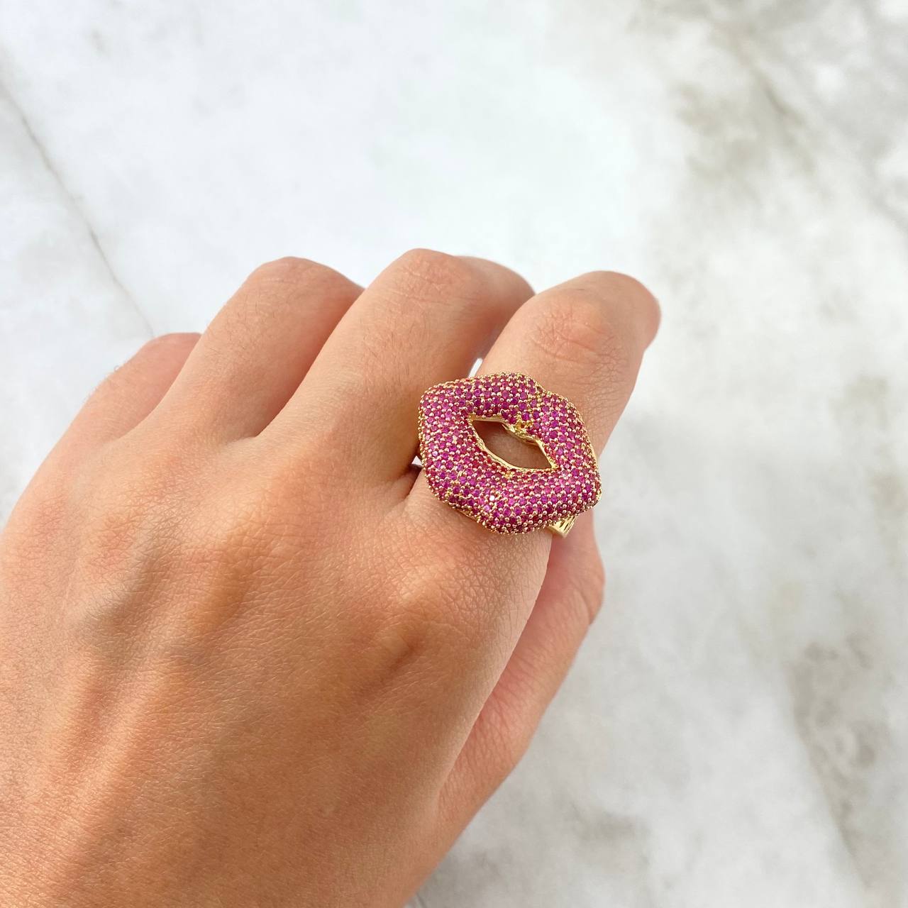 Anillo Beso 9.1gr / T8 1/4 / Circones Fucsias Oro Amarillo