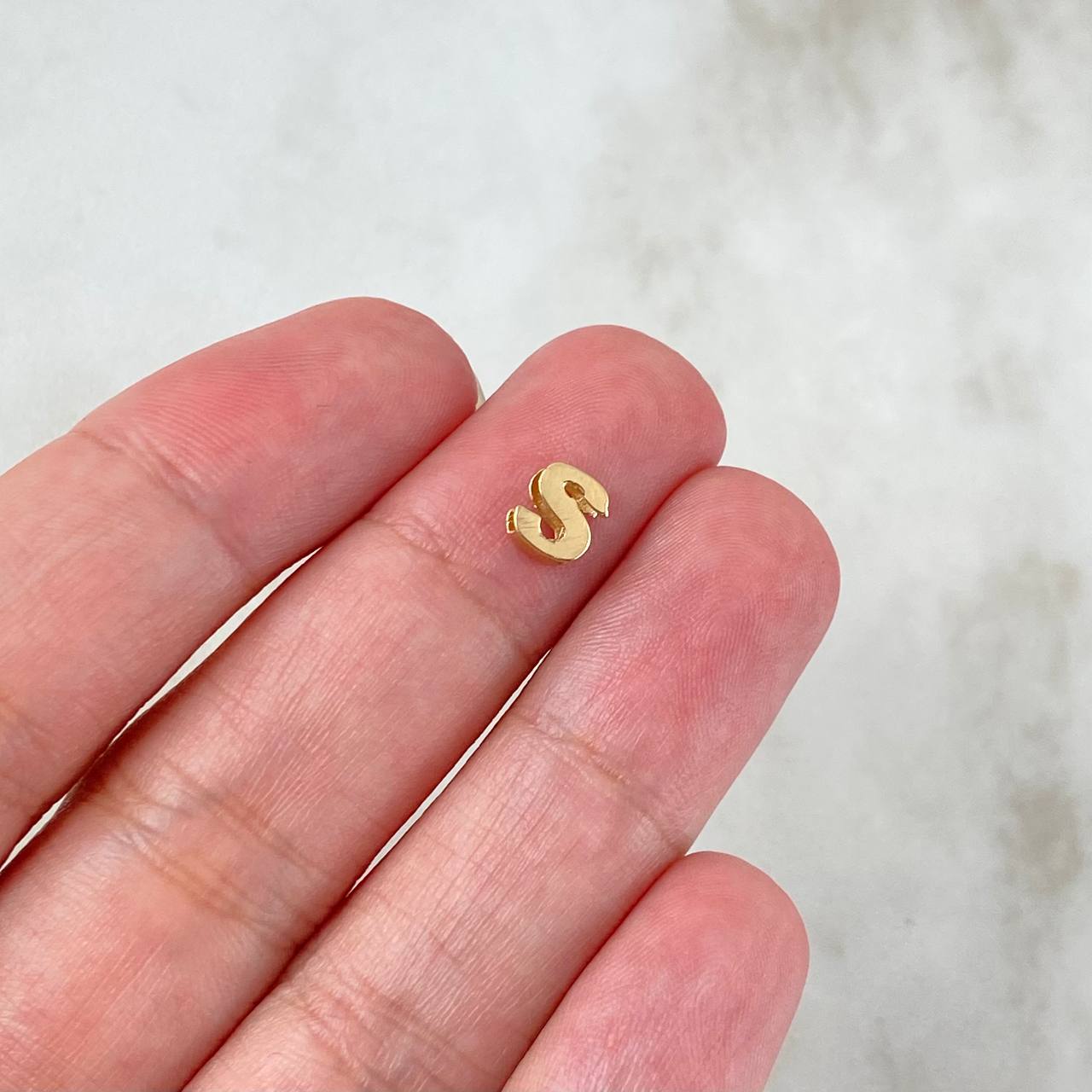 Herraje Letra S 0.3gr / 6mm/ Tambor Oro Amarillo 18K ©