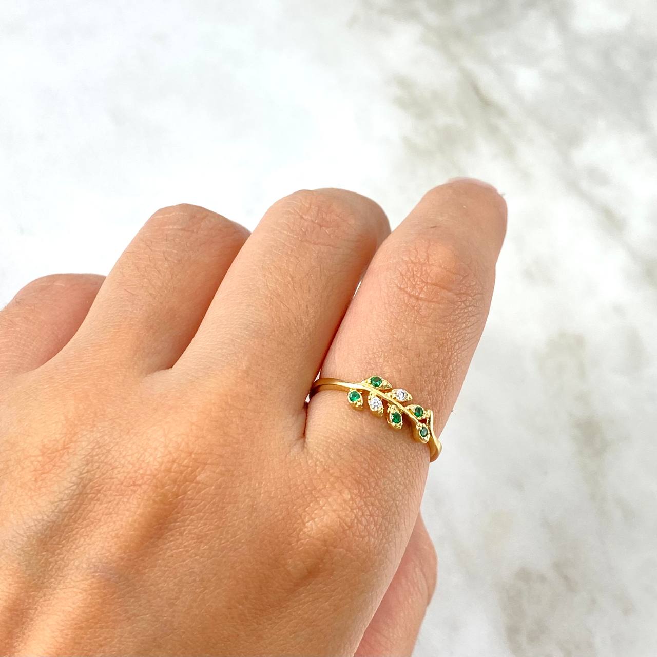 Anillo Hojas 2.05gr / T7 3/4 / Circones Blancos Verdes Oro Amarillo
