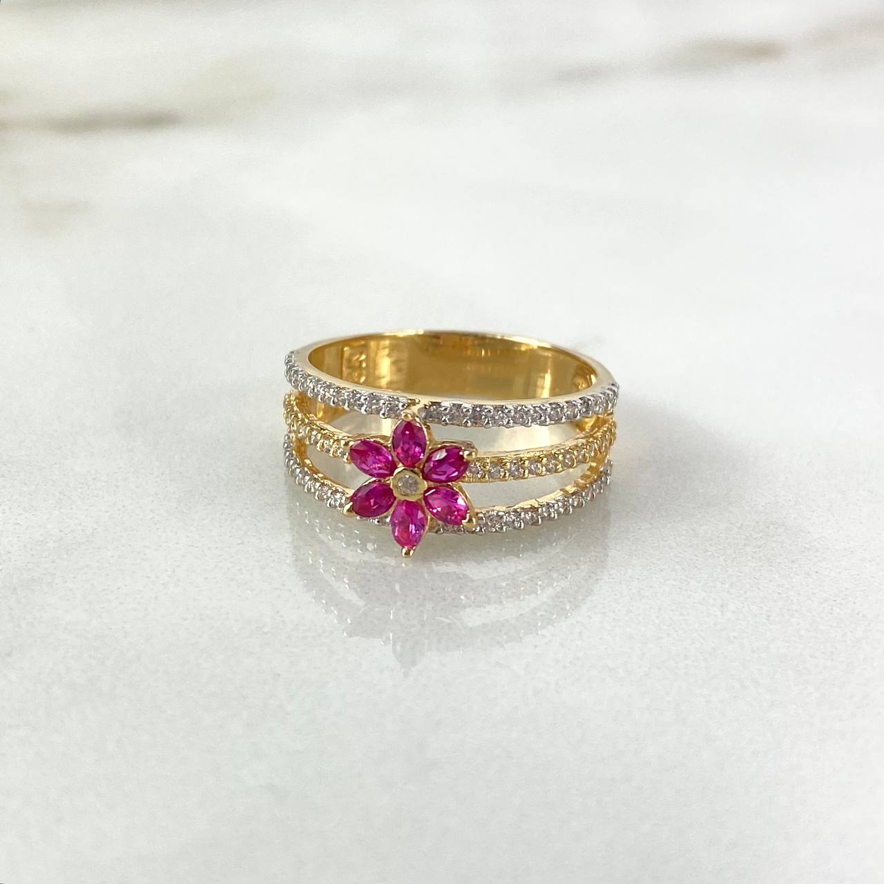 Anillo Tres Lineas Flor 3.85gr T7 3/4 Circones Blancos Fucsias Dos Oros Amarillo Blanco