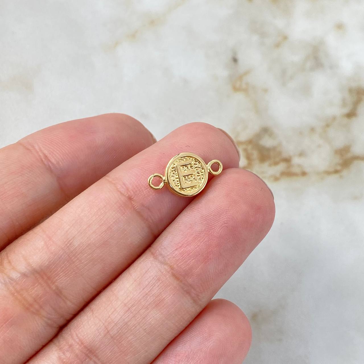 Herraje Letra E 0.35gr / 1.4cm / Circular Oro Amarillo ©