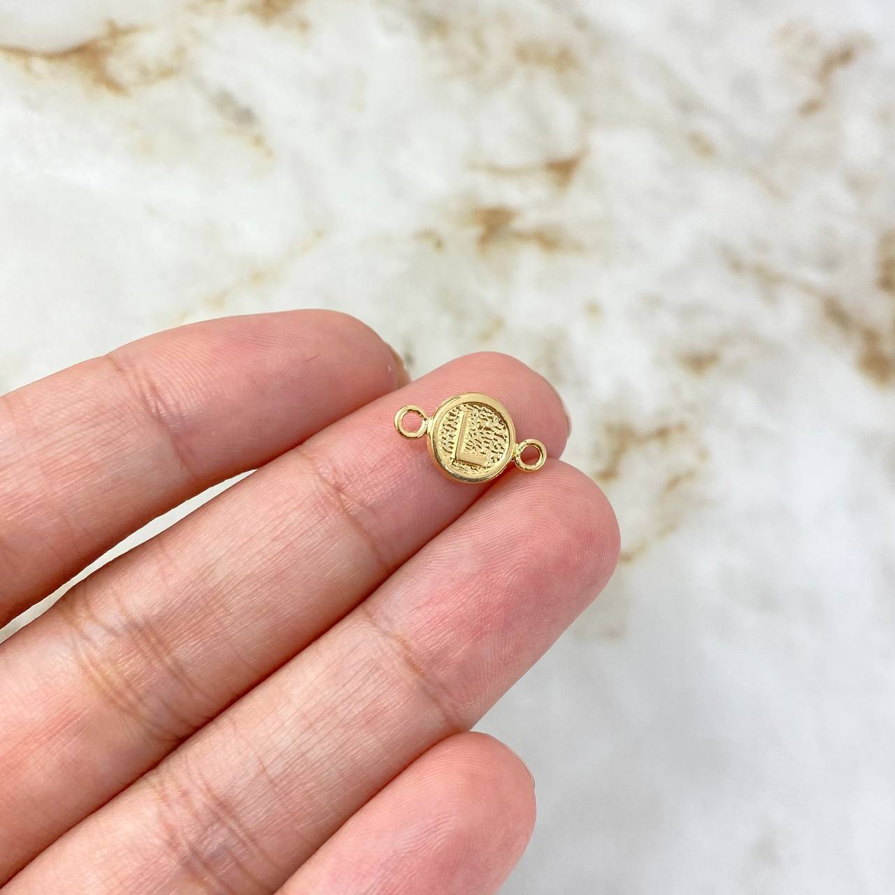 Herraje Letra L 0.35gr / 1.4cm / Circular Oro Amarillo ©