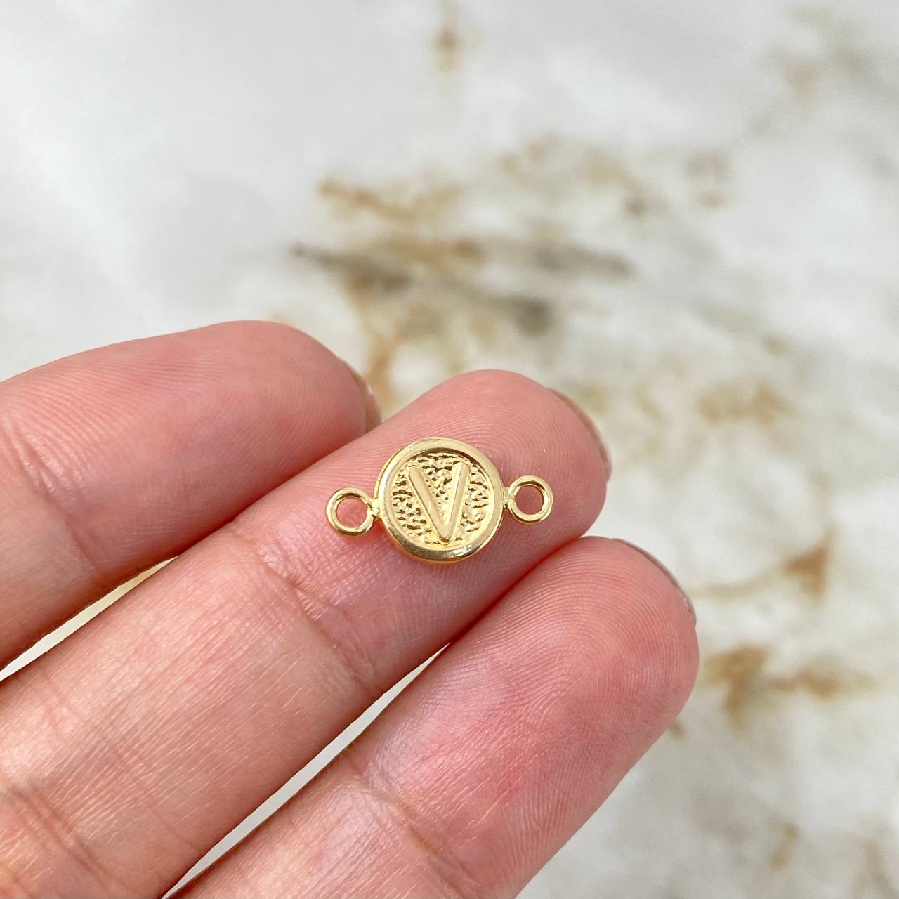 Herraje Letra V Mate 0.4gr / 1.4cm-Circular Oro Amarillo 18K *