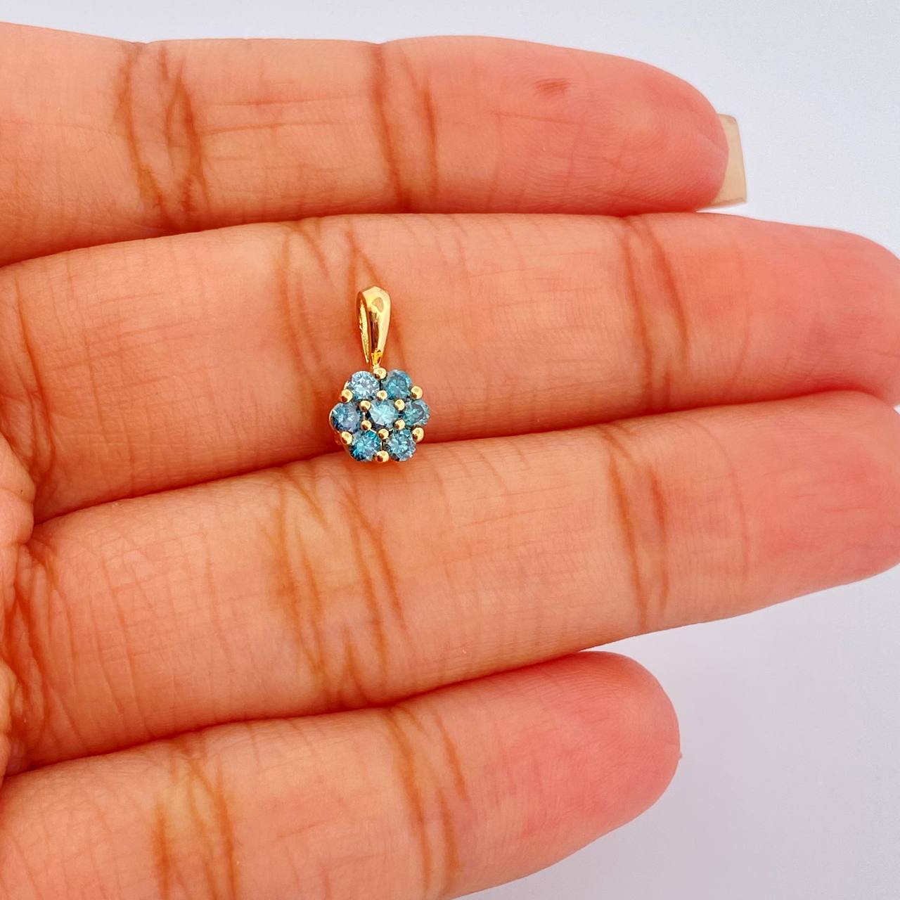Dije Flor Diamantes 0.7gr / 1.1cm / Oro Amarillo 18K %