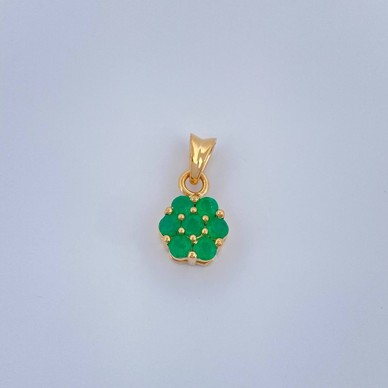 Dije Flor Esmeraldas 0.95gr / 1.4cm / Oro Amarillo 18K %