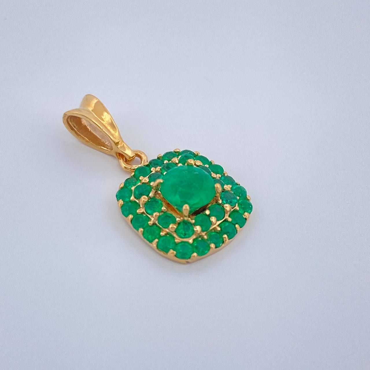 Dije Cuadro Esmeraldas 1.1gr / 1.8cm / Oro Amarillo 18K %