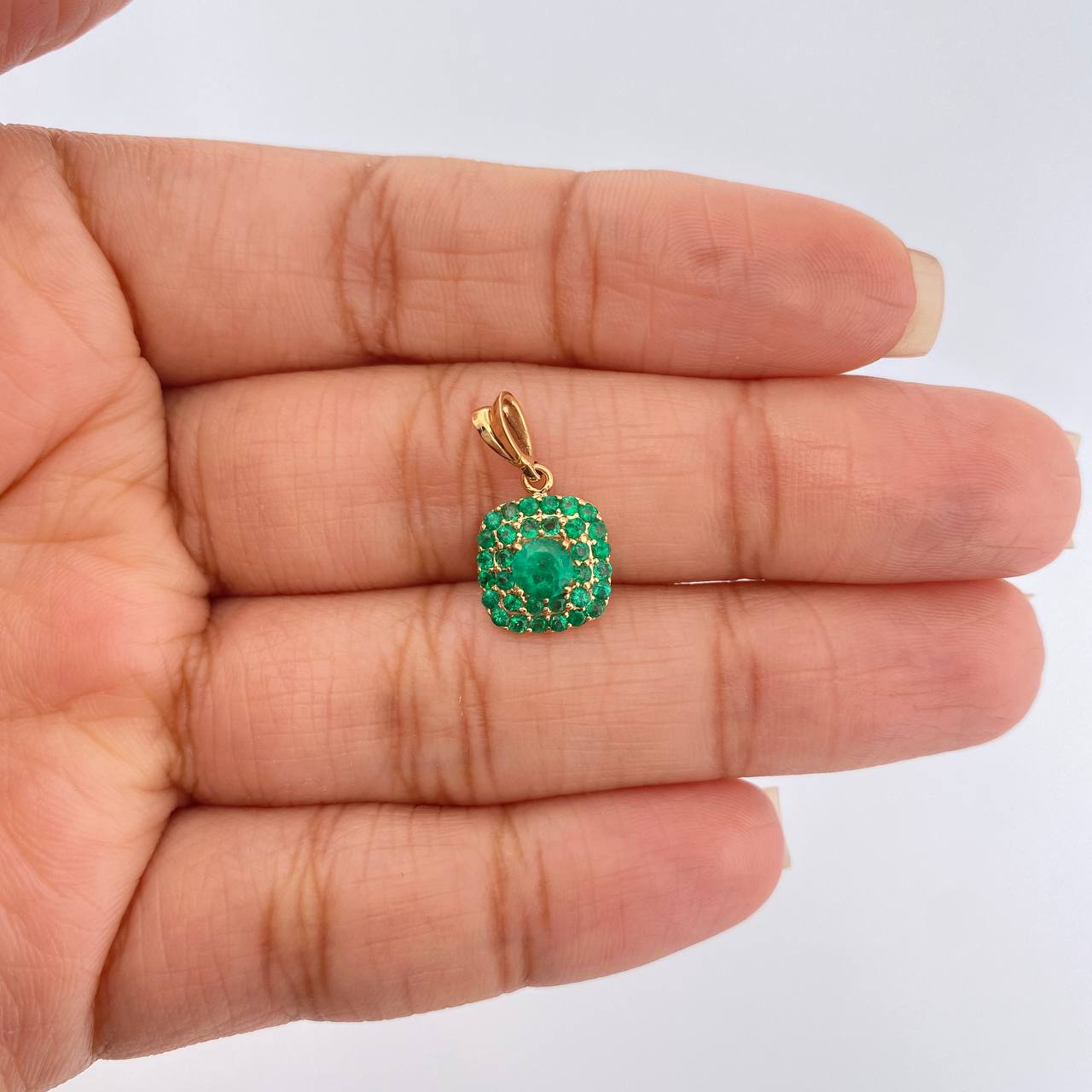 Dije Cuadro Esmeraldas 1.1gr / 1.8cm / Oro Amarillo 18K %