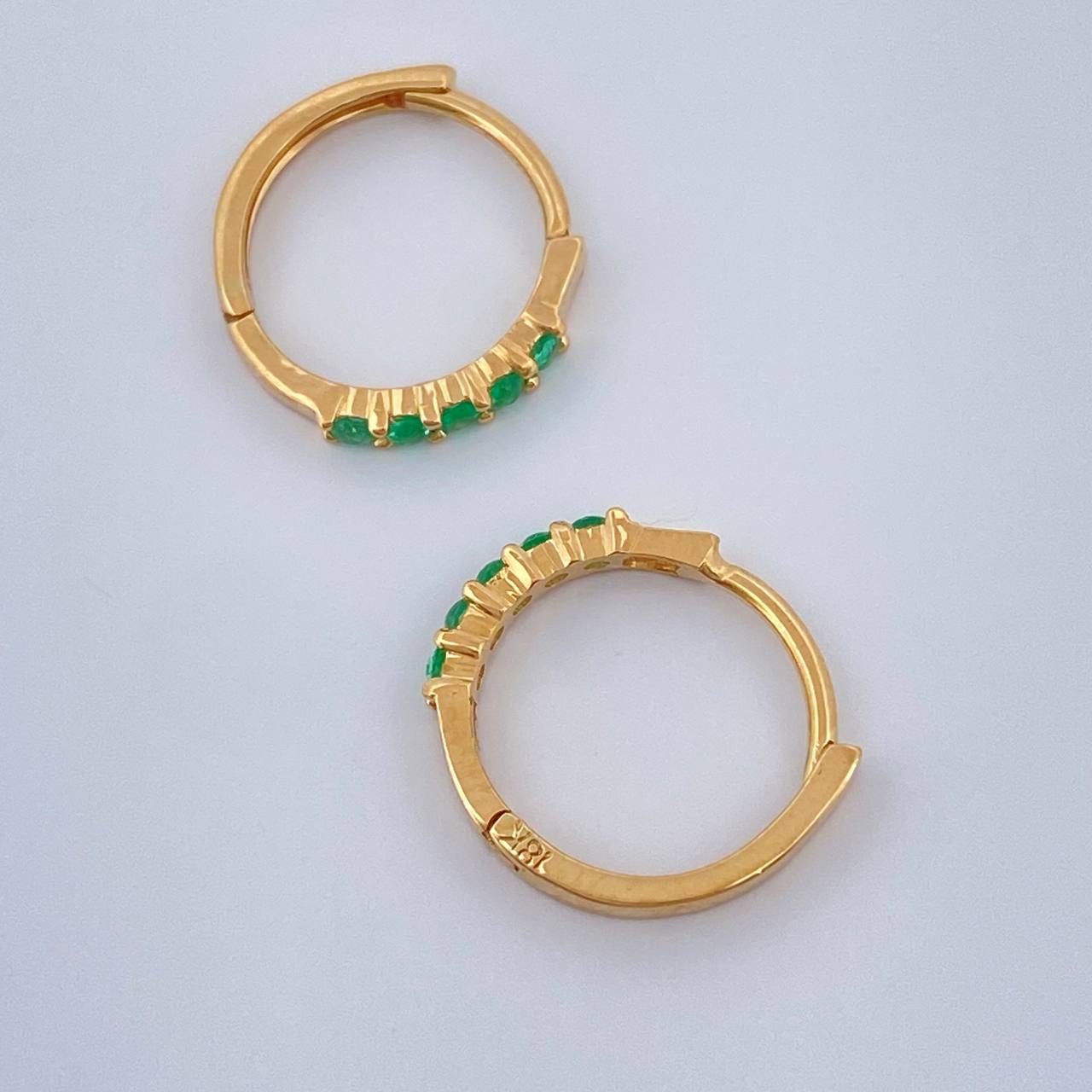 Candongas Carril Esmeraldas 1.05gr / 1.1cm / Oro Amarillo 18K %
