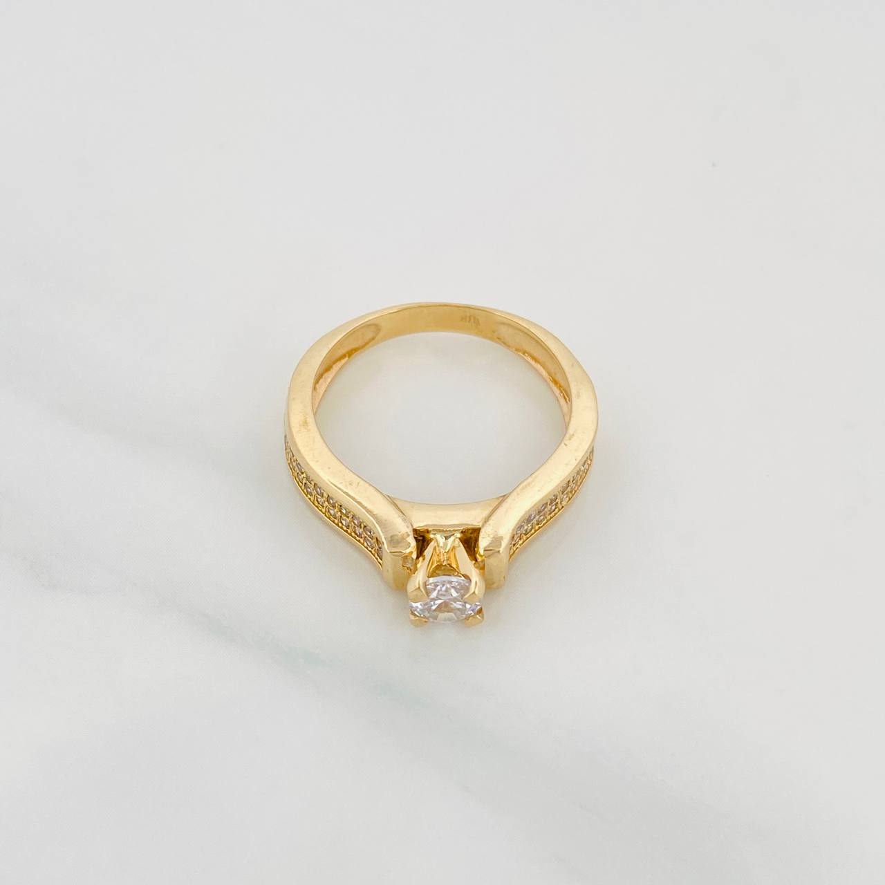 Anillo Solitario Linea Incrustada 4.3 g / T6 1/2 Oro Amarillo 18K