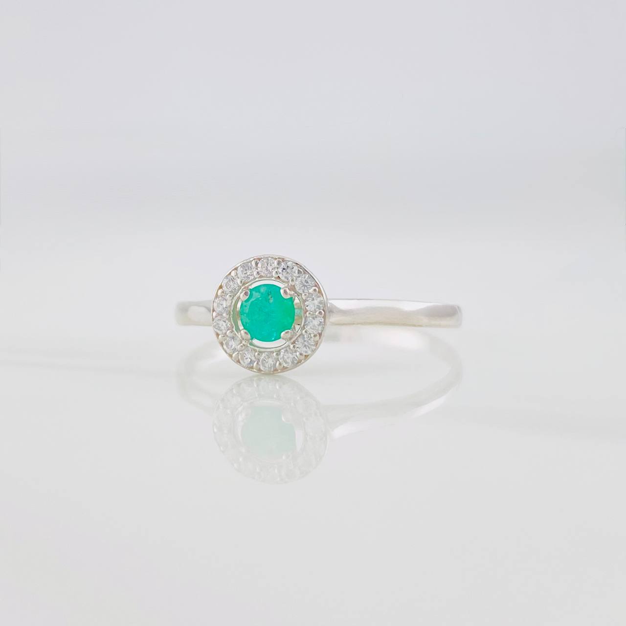 Anillo Halo Circular Esmeralda 0.15pts 1.1g / T9 Plata 925