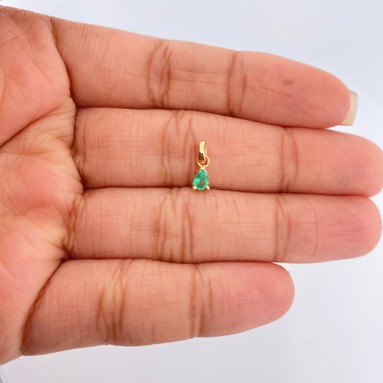 Dije Lagrima Esmeralda 0.3gr / 1cm / Oro Amarillo 18K %