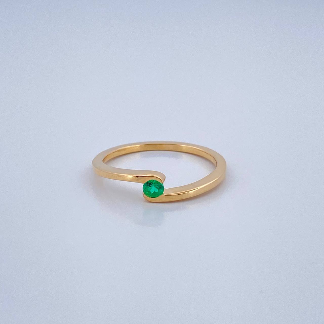 Anillo Solitario Cruzado Redondo Esmeralda 2.05gr / T6 1/2 / Oro Amarillo 18K %