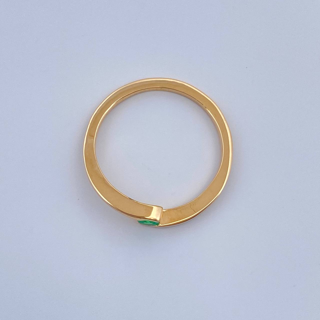 Anillo Solitario Cruzado Redondo Esmeralda 2.05gr / T6 1/2 / Oro Amarillo 18K %