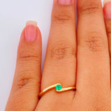 Anillo Solitario Cruzado Redondo Esmeralda 2.05gr / T6 1/2 / Oro Amarillo 18K %