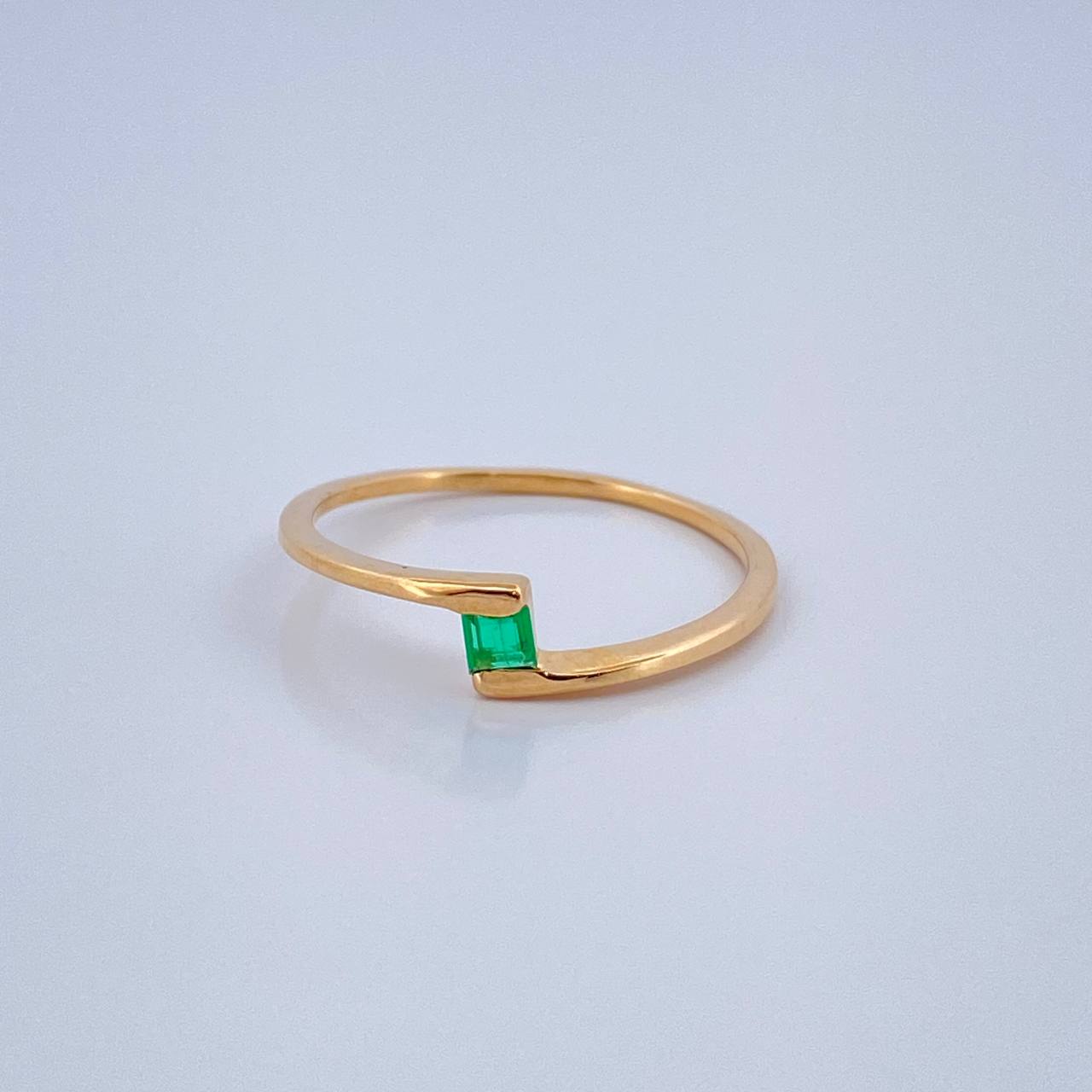Anillo Solitario Cruzado Cuadrado Esmeralda 1.1gr / T6 1/2 / Oro Amarillo 18K %