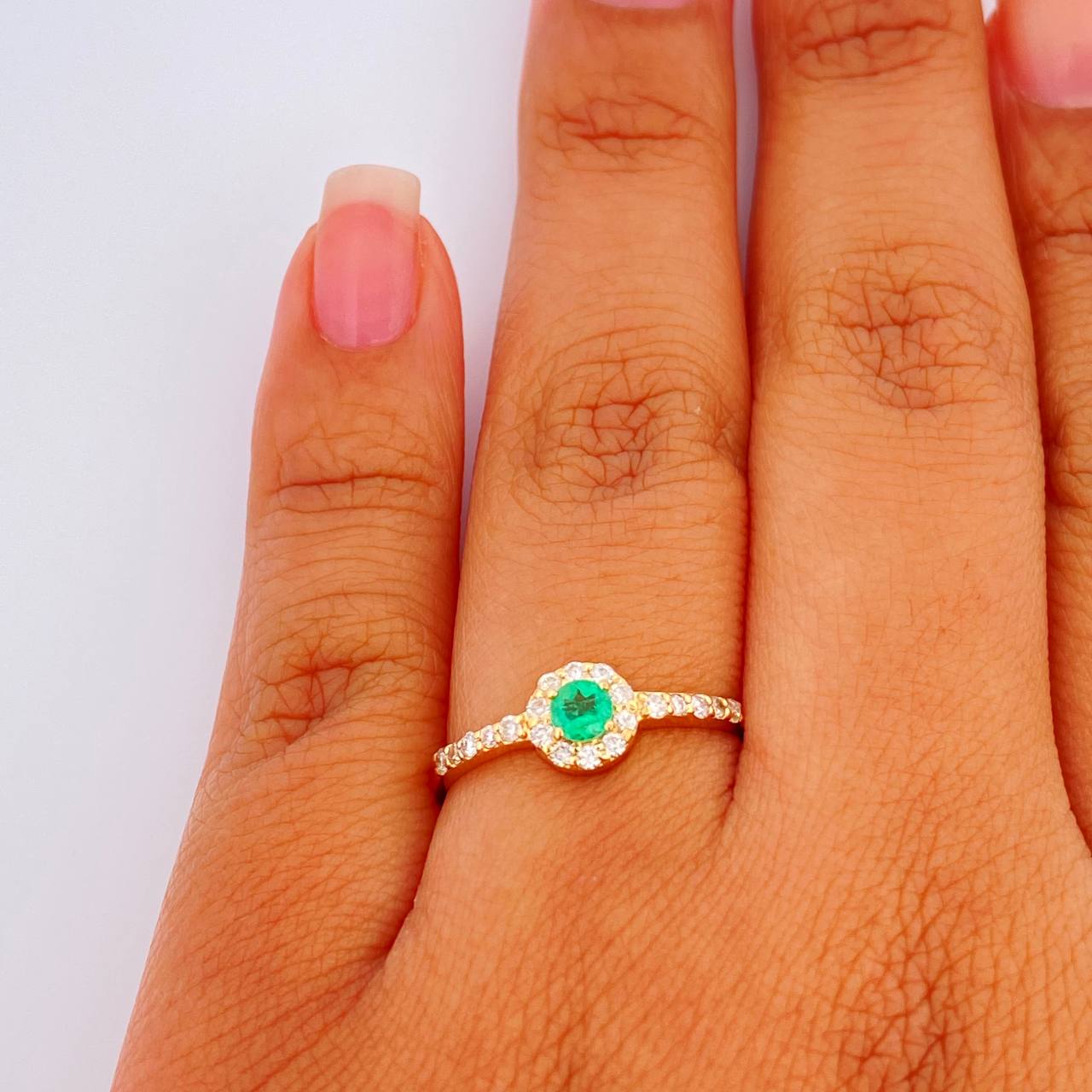 Anillo Halo Redondo Esmeralda Diamantes 1.7gr / T7 1/2 / Oro Amarillo 18K %