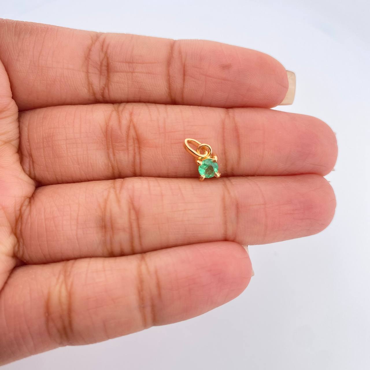 Dije Redondo Esmeralda 0.25gr / 1cm / Oro Amarillo 18K %