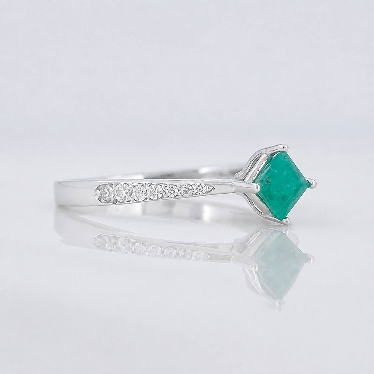 Anillo Rombo Esmeralda 32pts 1.85g / T8 Plata 925