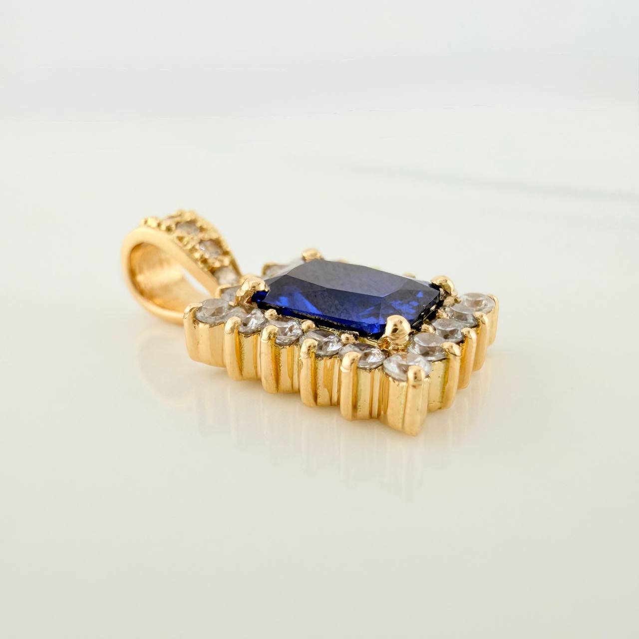 Dije Halo Cuadrado 4.25gr / 2cm / Oro Amarillo 18K &