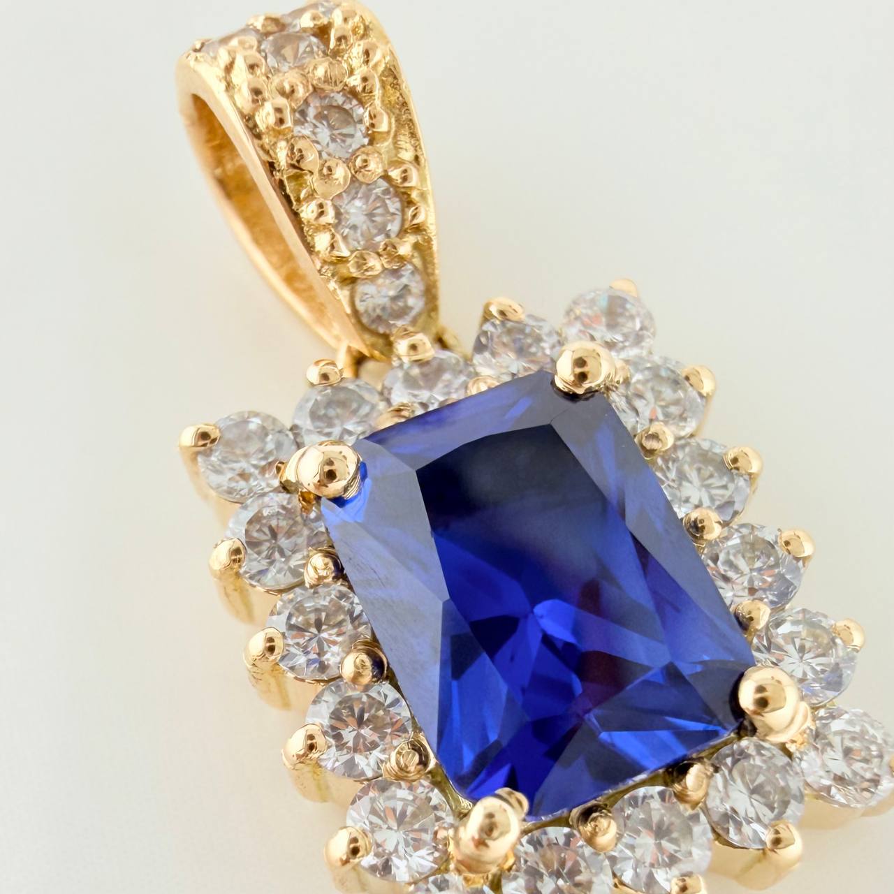 Dije Halo Cuadrado 4.25gr / 2cm / Oro Amarillo 18K &