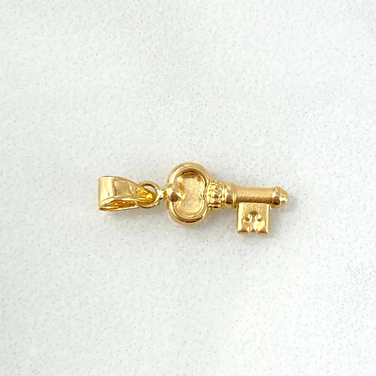 Dije Llave Medieval 0.45gr / 2cm / Cargador Liso Oro Amarillo 18K ©