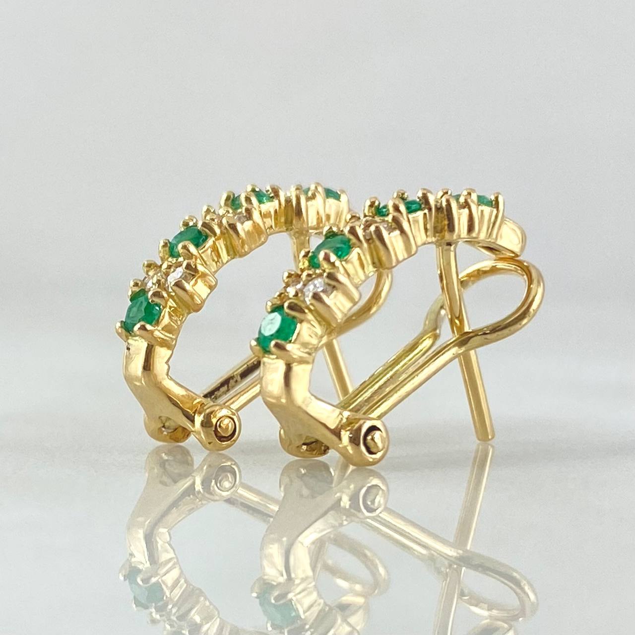 Candongas Omega Puntos Salteados Esmeralda 26pts Diamantes 16pts 3.05gr / 1.5cm / Oro Amarillo 18K ©