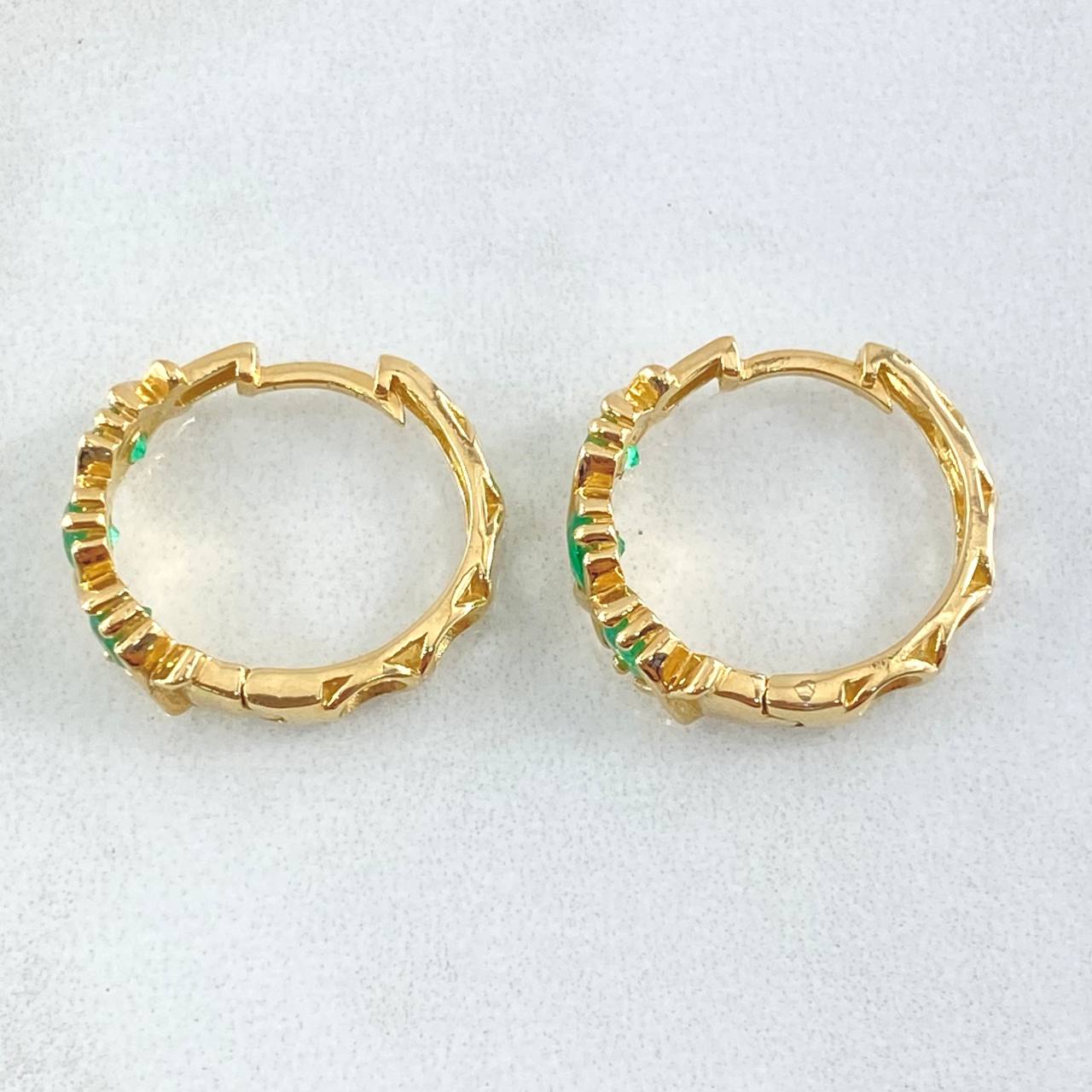 Candongas Puntos Cruzados Esmeraldas 72pts 4.4gr / 1.6cm / Oro Amarillo 18K ©