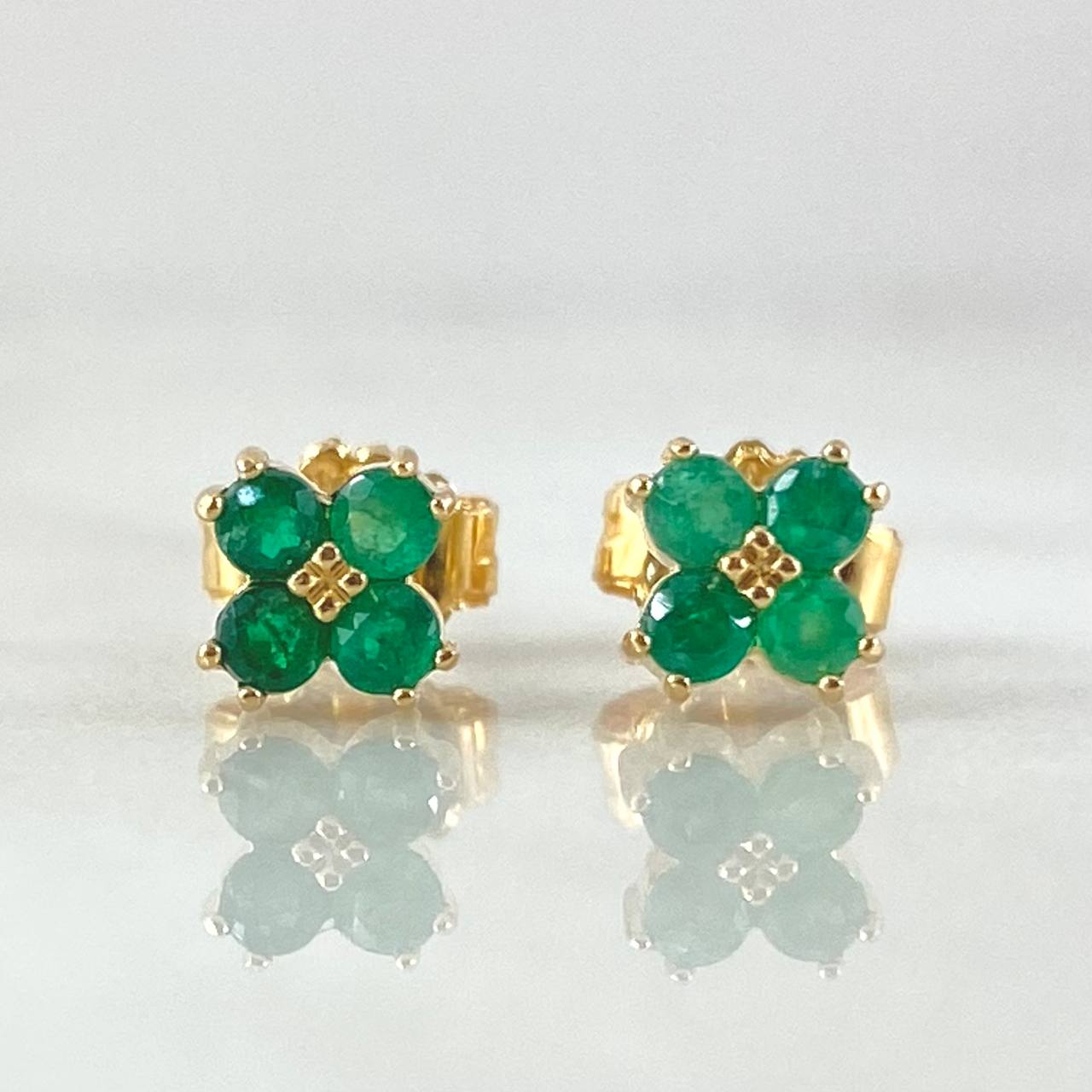 Topos Flor Esmeraldas 26pts 1.2gr / Oro Amarillo 18K ©