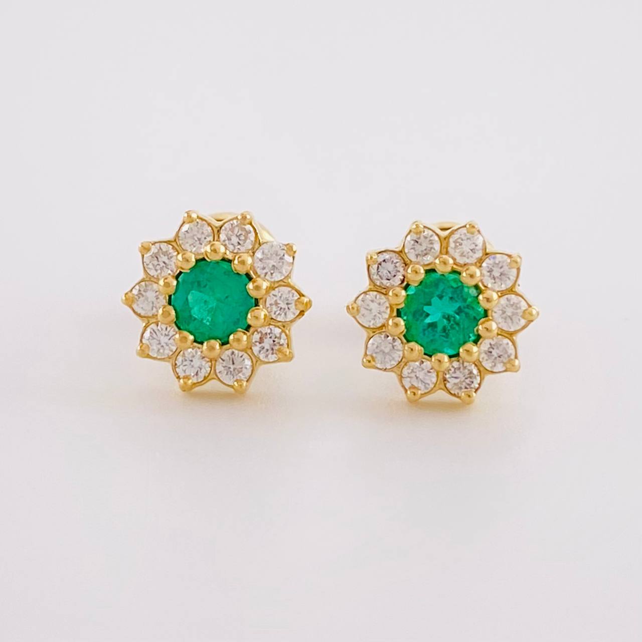 Topos Flor Tupida Esmeraldas 31pts Diamantes 30pts 1.95g / 8.2mm Oro Amarillo 18K