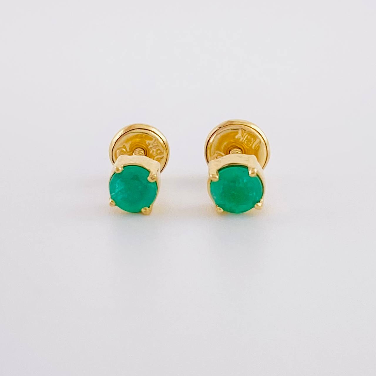 Topos Cuatro Garras Esmeraldas 45pts 1.35g / 4.6mm Oro Amarillo 18K