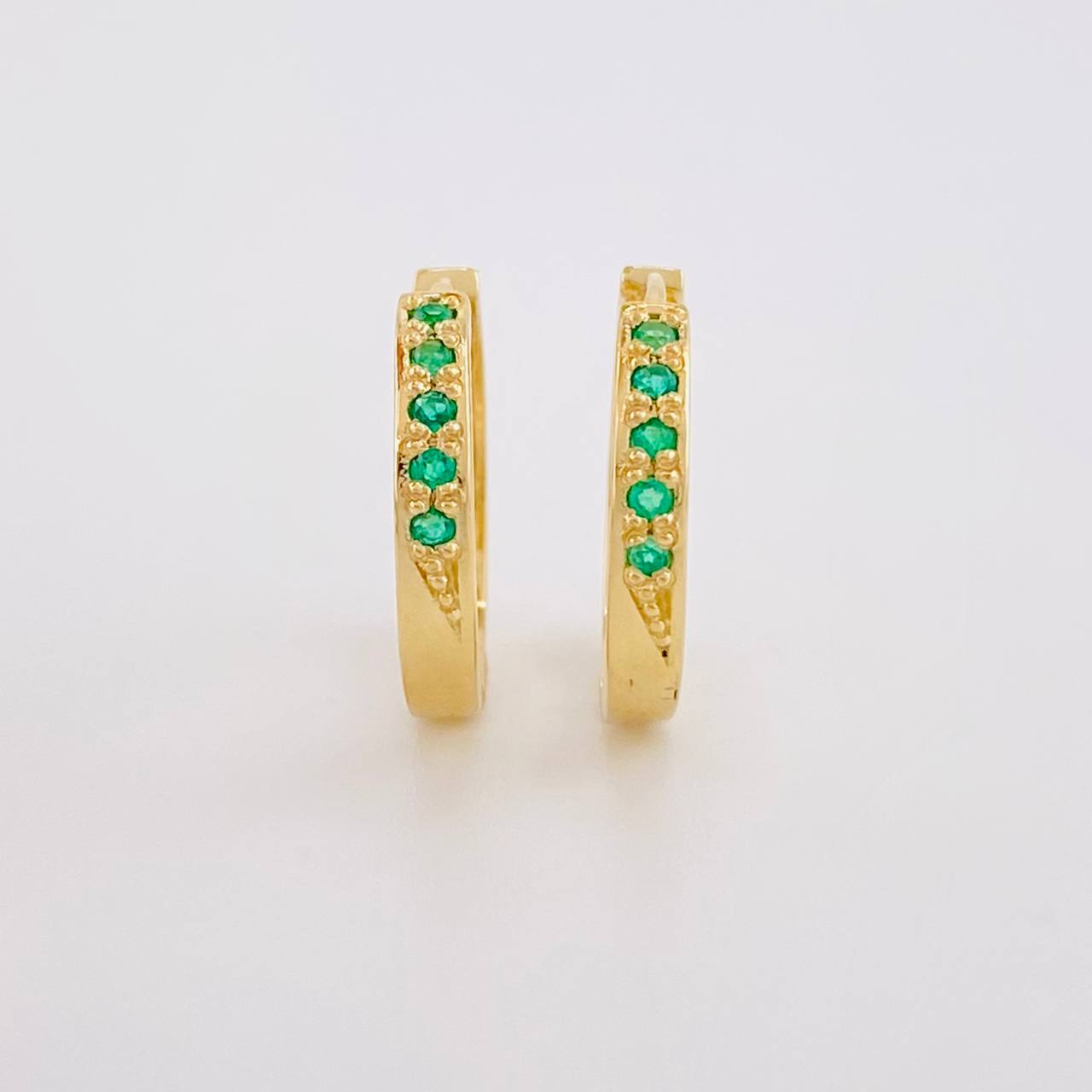 Candongas Medio Carril Esmeraldas 10pts 2.85g / 1.5cm Oro Amarillo 18K