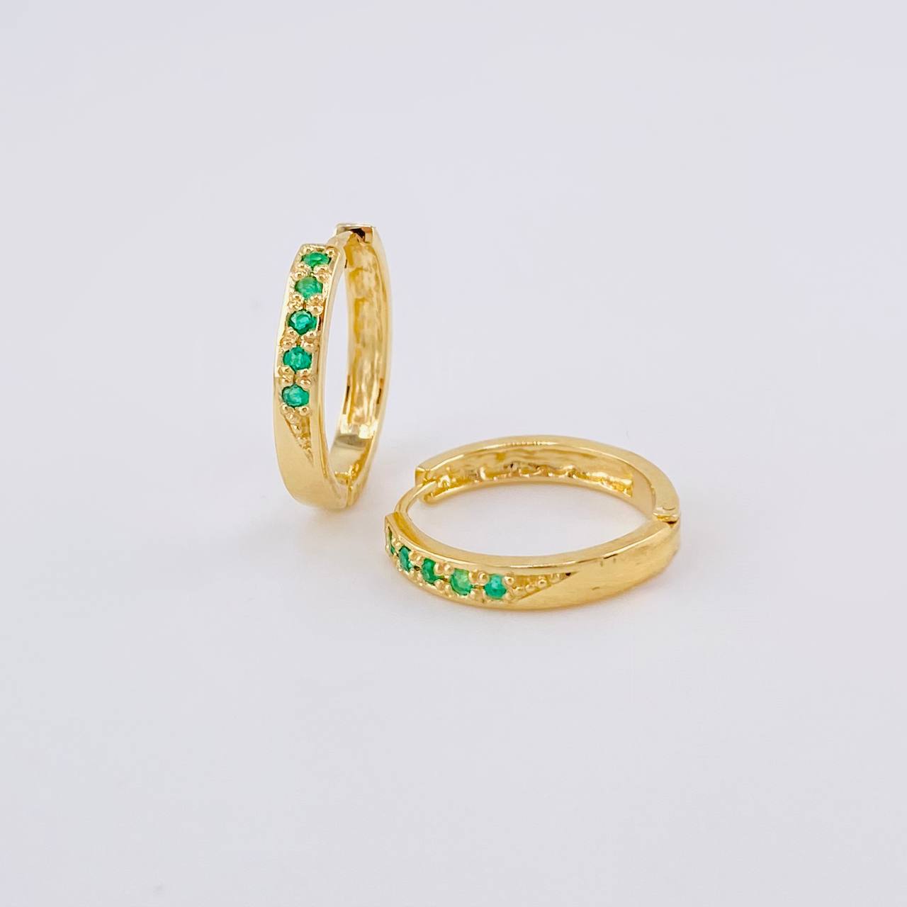 Candongas Medio Carril Esmeraldas 10pts 2.85g / 1.5cm Oro Amarillo 18K